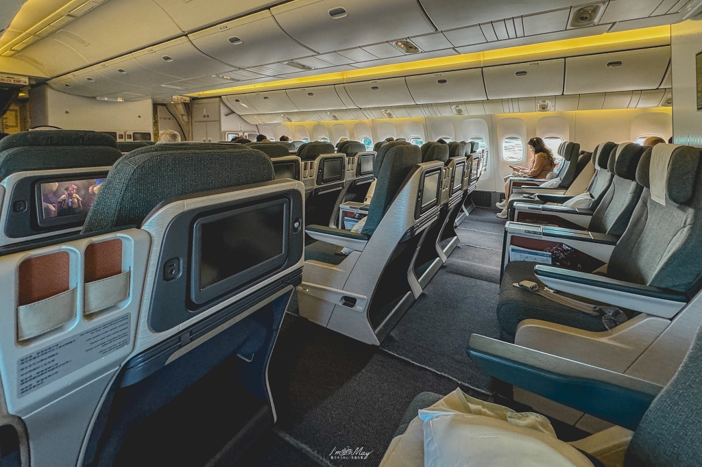 飛行記錄 | 國泰航空Cathay Pacific 台北-東京 (TPE-NRT)，Boeing 777-300 客艙機艙介紹、桃園機場國泰貴賓室、商務艙搭乘與餐點分享 @偽日本人May．食遊玩樂