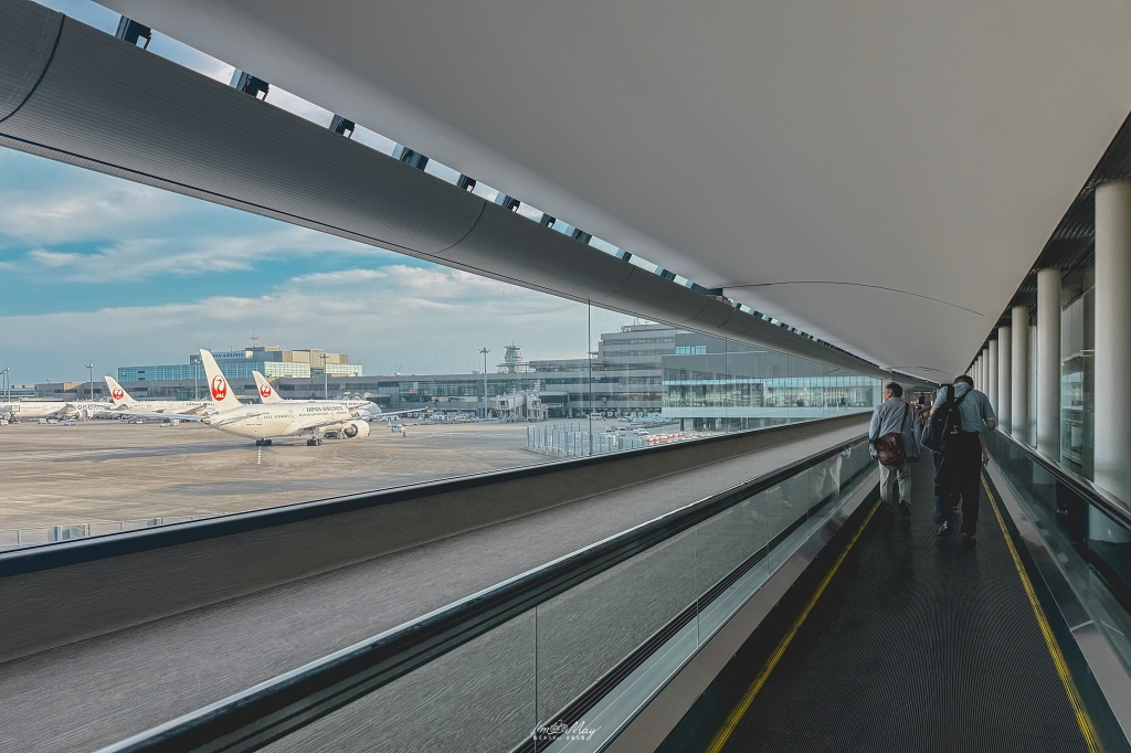 飛行記錄 | 國泰航空Cathay Pacific 台北-東京 (TPE-NRT)，Boeing 777-300 客艙機艙介紹、桃園機場國泰貴賓室、商務艙搭乘與餐點分享 @偽日本人May．食遊玩樂