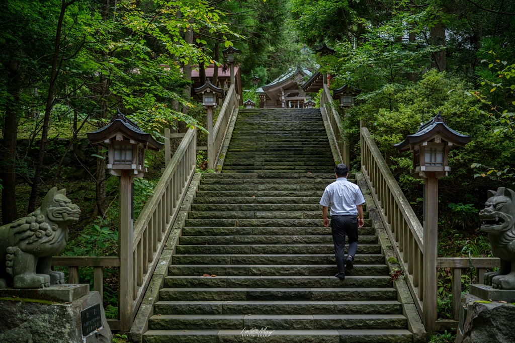 秋田旅行提案｜男鹿半島半日遊也能深度玩：真山神社淨心之旅 × 金黃稻浪治癒系風 × 在地美食與偽鐵道女子的旅程 @偽日本人May．食遊玩樂