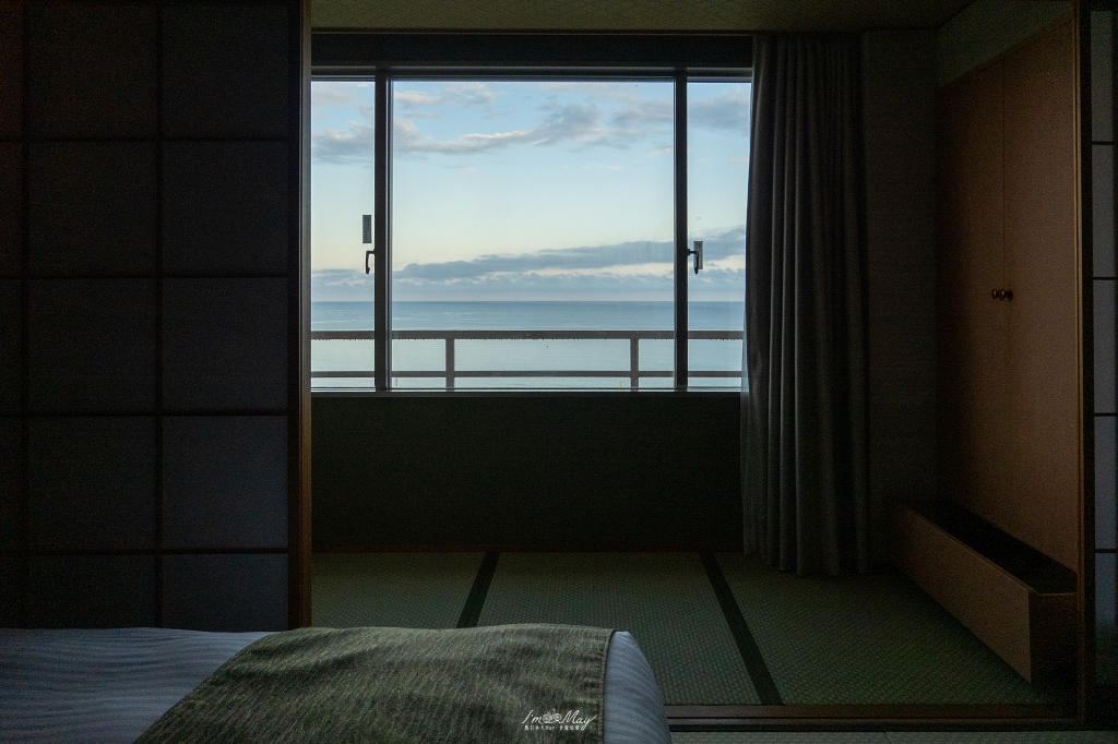 青森住宿推薦 | 鰺ヶ沢 Hotel Grand Mer 山海莊 : 酒水自助餐喝到飽！絕美日本海夕陽與神祕化石溫泉 @偽日本人May．食遊玩樂