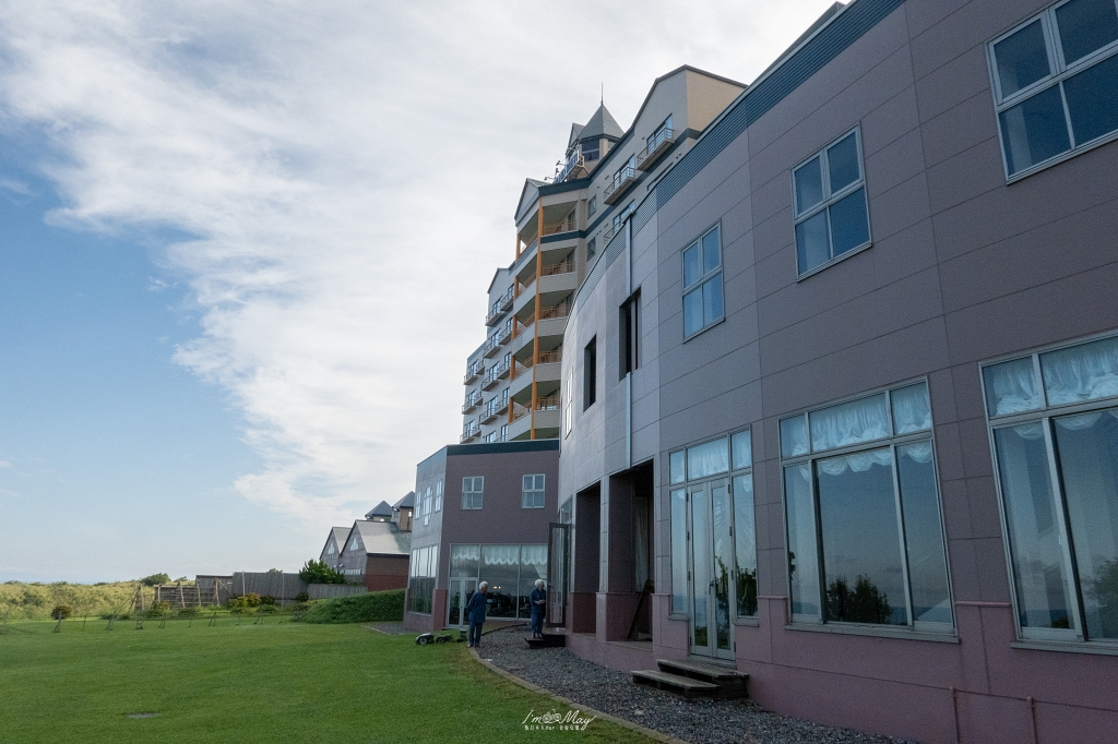 青森住宿推薦 | 鰺ヶ沢 Hotel Grand Mer 山海莊 : 酒水自助餐喝到飽！絕美日本海夕陽與神祕化石溫泉 @偽日本人May．食遊玩樂