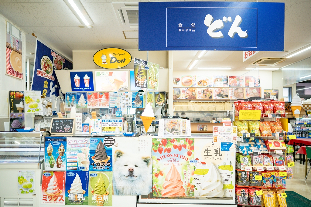 青森旅行提案 | 搭上五能線「リゾートしらかみ」絕景列車，邂逅白神山地的森之精靈與鯵ヶ沢夢幻海邊溫泉！ @偽日本人May．食遊玩樂