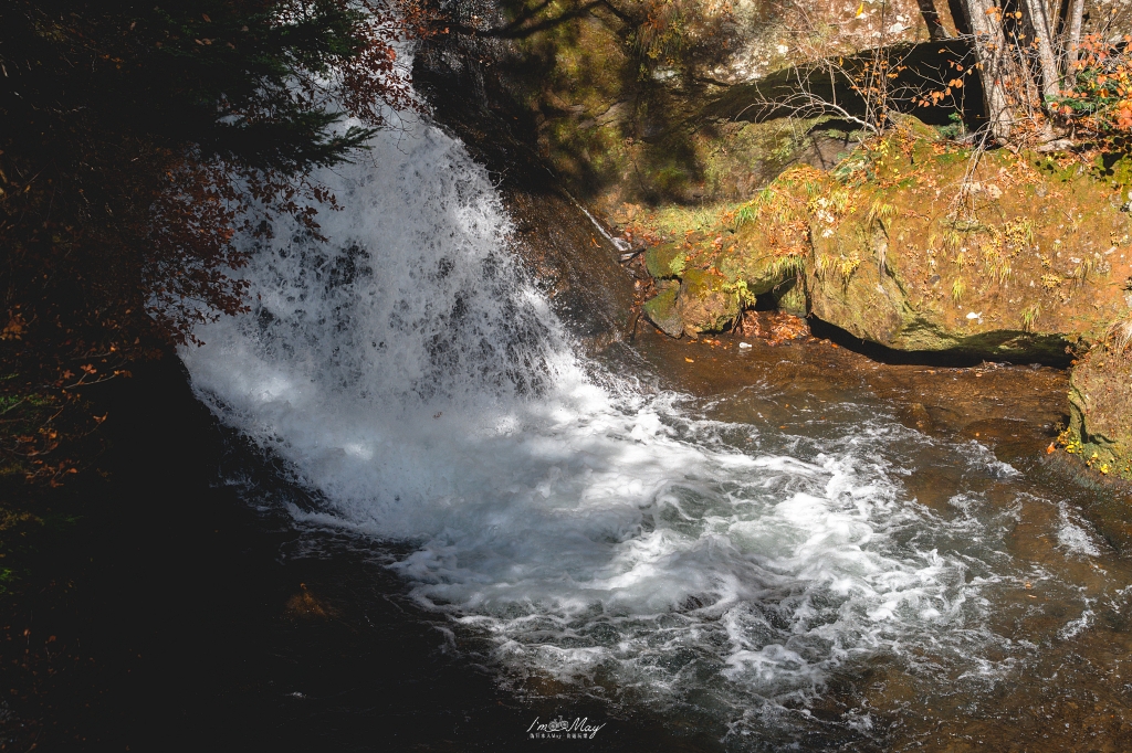 栃木旅攝記錄 | 日光奧座敷：龍頭瀑布 (Ryuzu Falls)。捕捉龍頭下的溪流絕景，深秋楓紅行程小插曲，意外換來最美畫面 @偽日本人May．食遊玩樂