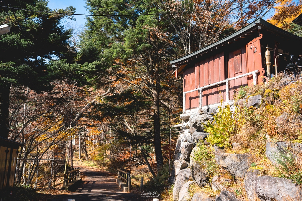 栃木旅攝記錄 | 日光奧座敷：龍頭瀑布 (Ryuzu Falls)。捕捉龍頭下的溪流絕景，深秋楓紅行程小插曲，意外換來最美畫面 @偽日本人May．食遊玩樂
