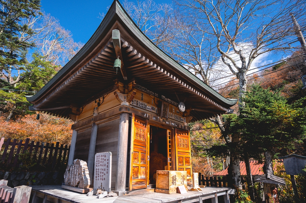 栃木旅攝記錄 | 日光奧座敷：龍頭瀑布 (Ryuzu Falls)。捕捉龍頭下的溪流絕景，深秋楓紅行程小插曲，意外換來最美畫面 @偽日本人May．食遊玩樂