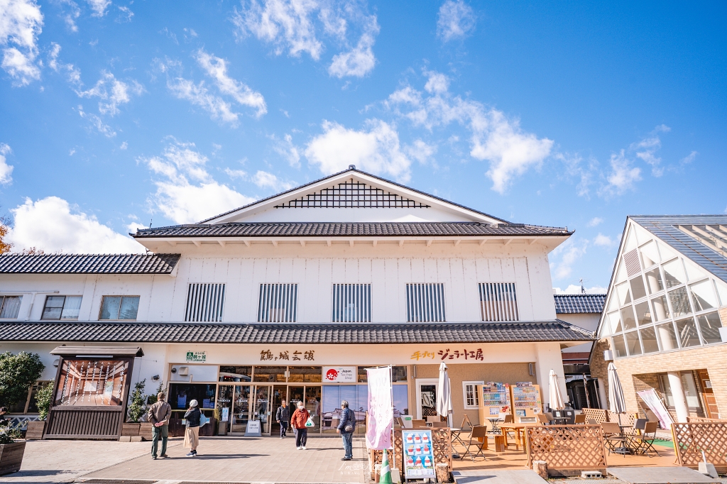 福島攝影記錄 | 會津若松的歷史與秋色交織：鶴之城 (Tsuruga Castle)。紅瓦白牆下的銀杏與楓紅，最美的城廓攝影紀實 @偽日本人May．食遊玩樂