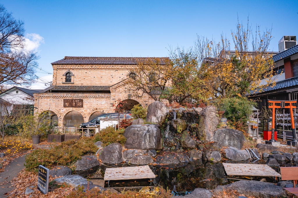 福島攝影記錄 | 會津若松的歷史與秋色交織：鶴之城 (Tsuruga Castle)。紅瓦白牆下的銀杏與楓紅，最美的城廓攝影紀實 @偽日本人May．食遊玩樂