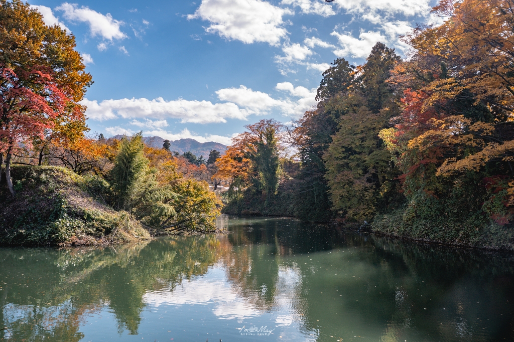 福島攝影記錄 | 會津若松的歷史與秋色交織：鶴之城 (Tsuruga Castle)。紅瓦白牆下的銀杏與楓紅，最美的城廓攝影紀實 @偽日本人May．食遊玩樂