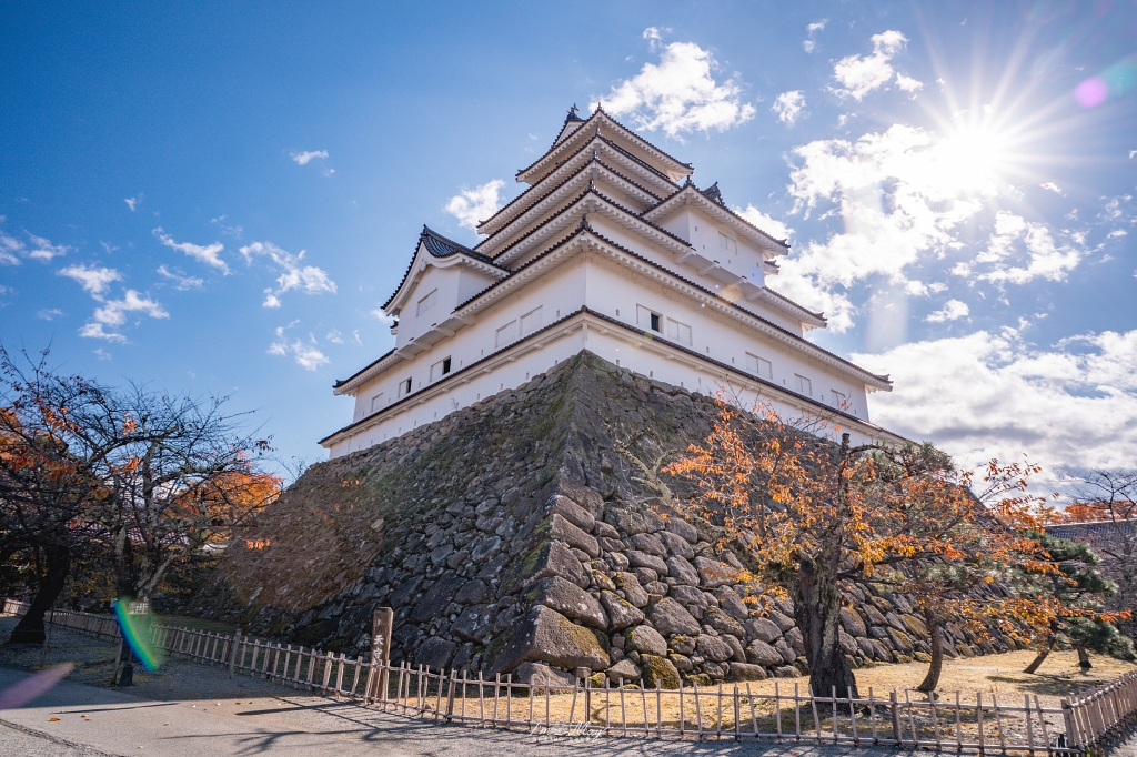福島攝影記錄 | 會津若松的歷史與秋色交織：鶴之城 (Tsuruga Castle)。紅瓦白牆下的銀杏與楓紅，最美的城廓攝影紀實 @偽日本人May．食遊玩樂