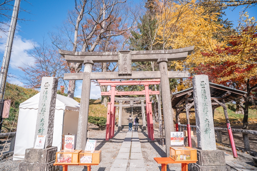 福島攝影記錄 | 會津若松的歷史與秋色交織：鶴之城 (Tsuruga Castle)。紅瓦白牆下的銀杏與楓紅，最美的城廓攝影紀實 @偽日本人May．食遊玩樂