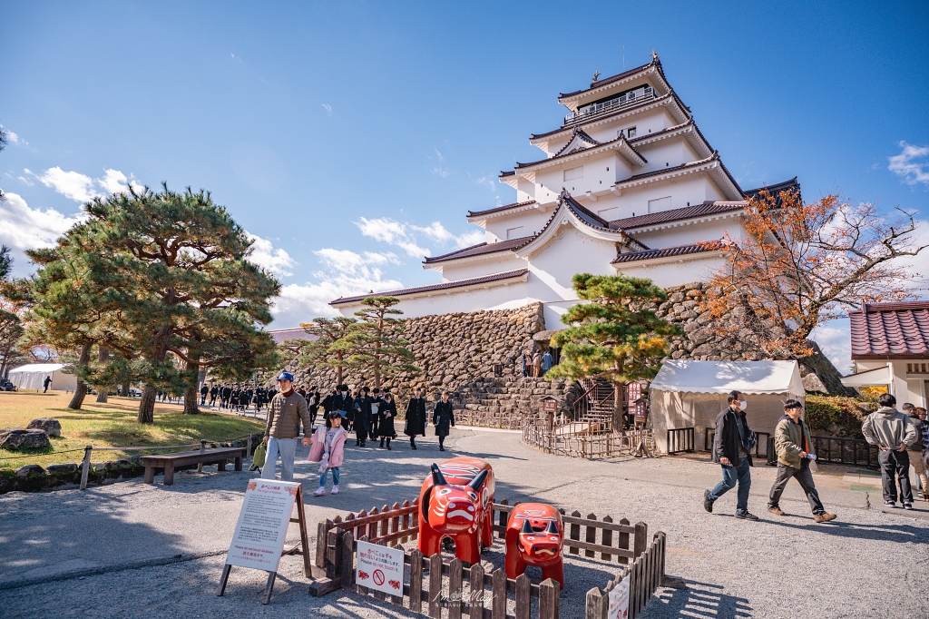 福島攝影記錄 | 會津若松的歷史與秋色交織：鶴之城 (Tsuruga Castle)。紅瓦白牆下的銀杏與楓紅，最美的城廓攝影紀實 @偽日本人May．食遊玩樂