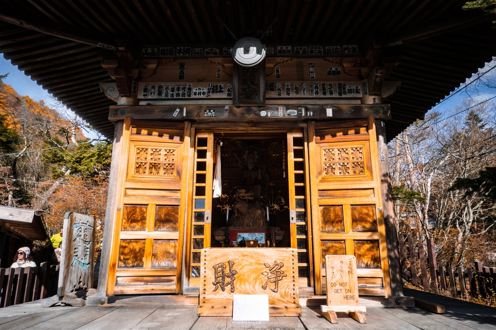 栃木旅攝記錄 | 日光奧座敷：龍頭瀑布 (Ryuzu Falls)。捕捉龍頭下的溪流絕景，深秋楓紅行程小插曲，意外換來最美畫面 @偽日本人May．食遊玩樂