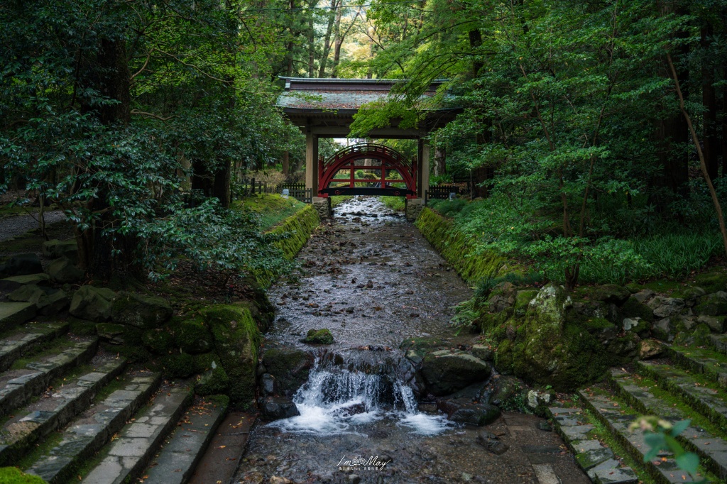 新潟攝影記錄｜初秋綠意與莊嚴朱紅的邂逅：彌彥神社，走入越後一宮的靜謐，捕捉十月中旬的色彩層次 @偽日本人May．食遊玩樂