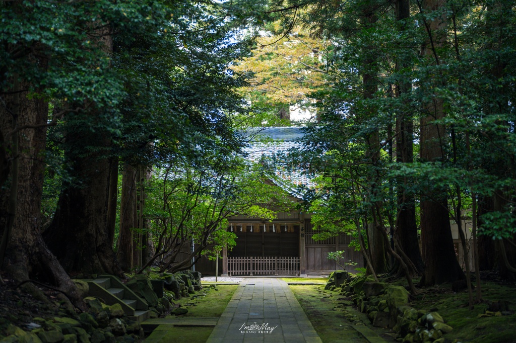 新潟攝影記錄｜初秋綠意與莊嚴朱紅的邂逅：彌彥神社，走入越後一宮的靜謐，捕捉十月中旬的色彩層次 @偽日本人May．食遊玩樂