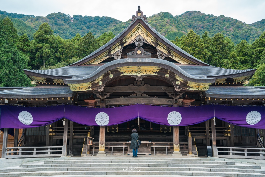 新潟攝影記錄｜初秋綠意與莊嚴朱紅的邂逅：彌彥神社，走入越後一宮的靜謐，捕捉十月中旬的色彩層次 @偽日本人May．食遊玩樂