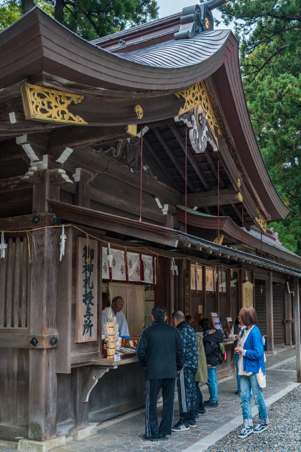 新潟攝影記錄｜初秋綠意與莊嚴朱紅的邂逅：彌彥神社，走入越後一宮的靜謐，捕捉十月中旬的色彩層次 @偽日本人May．食遊玩樂