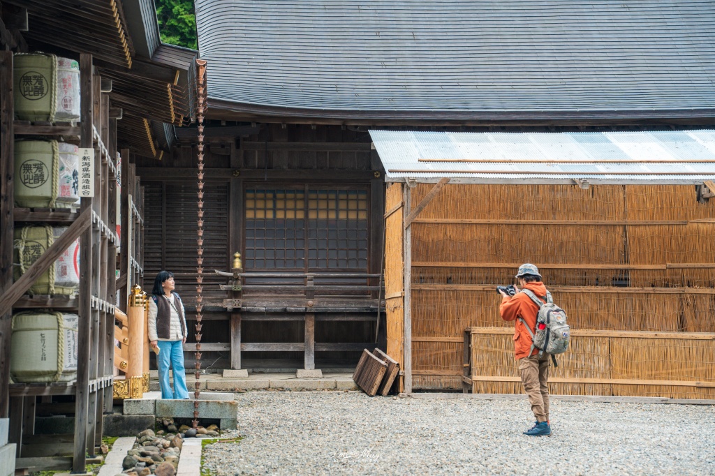 新潟攝影記錄｜初秋綠意與莊嚴朱紅的邂逅：彌彥神社，走入越後一宮的靜謐，捕捉十月中旬的色彩層次 @偽日本人May．食遊玩樂