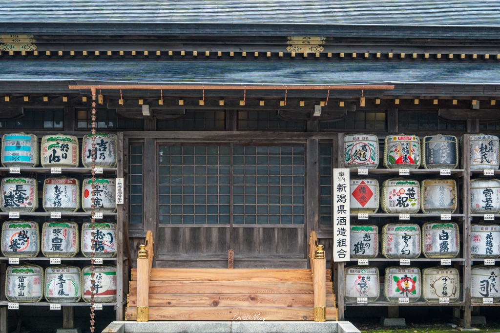 新潟攝影記錄｜初秋綠意與莊嚴朱紅的邂逅：彌彥神社，走入越後一宮的靜謐，捕捉十月中旬的色彩層次 @偽日本人May．食遊玩樂