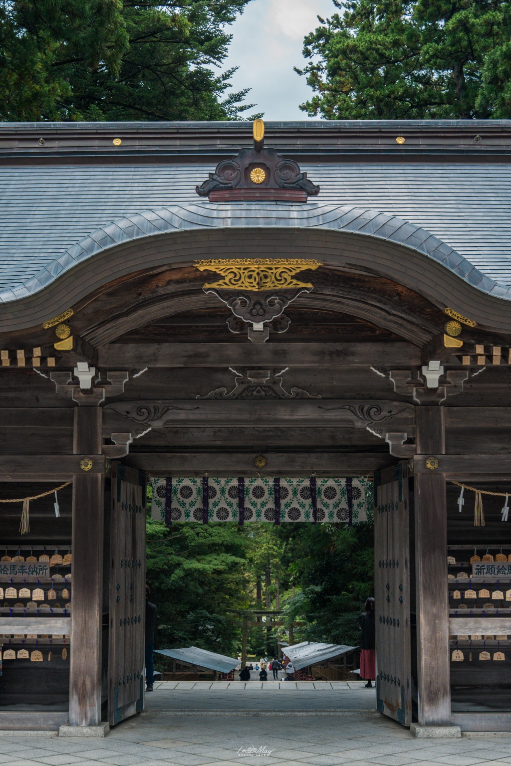 新潟攝影記錄｜初秋綠意與莊嚴朱紅的邂逅：彌彥神社，走入越後一宮的靜謐，捕捉十月中旬的色彩層次 @偽日本人May．食遊玩樂