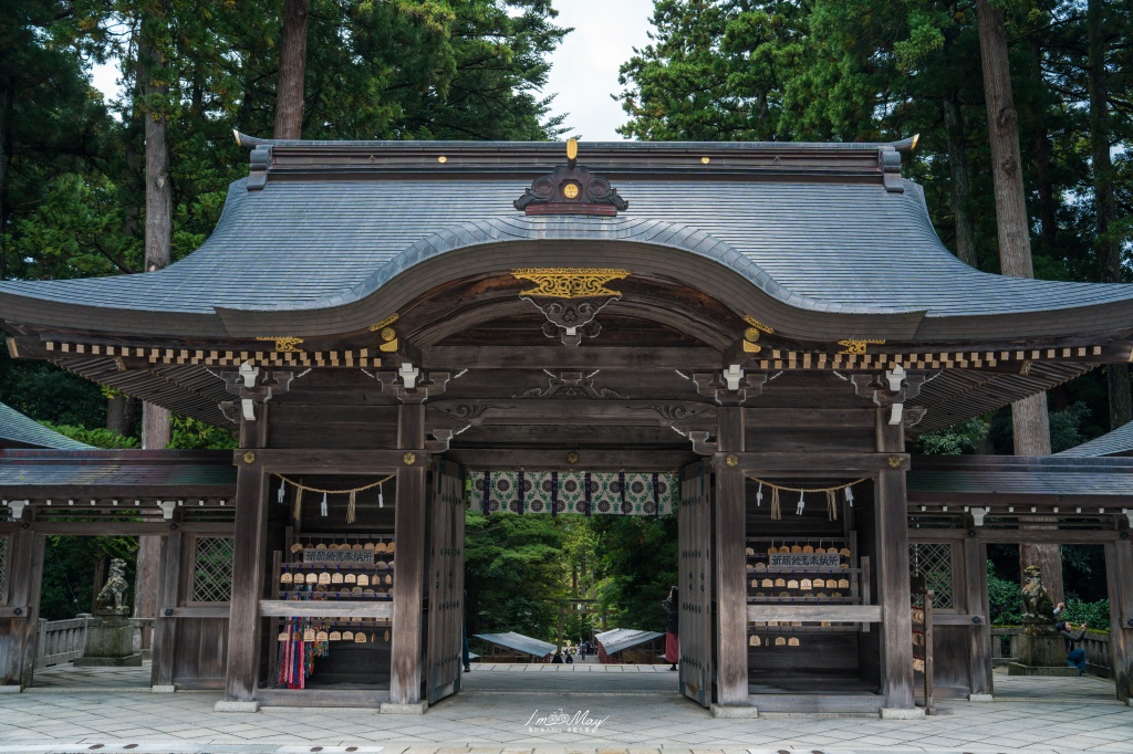 新潟攝影記錄｜初秋綠意與莊嚴朱紅的邂逅：彌彥神社，走入越後一宮的靜謐，捕捉十月中旬的色彩層次 @偽日本人May．食遊玩樂