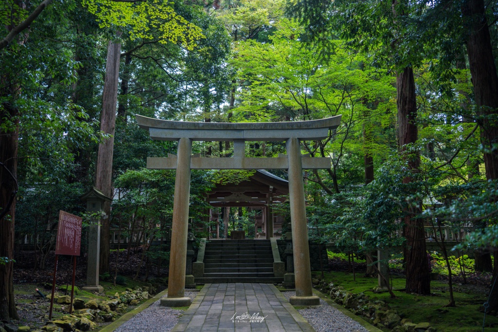 新潟攝影記錄｜初秋綠意與莊嚴朱紅的邂逅：彌彥神社，走入越後一宮的靜謐，捕捉十月中旬的色彩層次 @偽日本人May．食遊玩樂