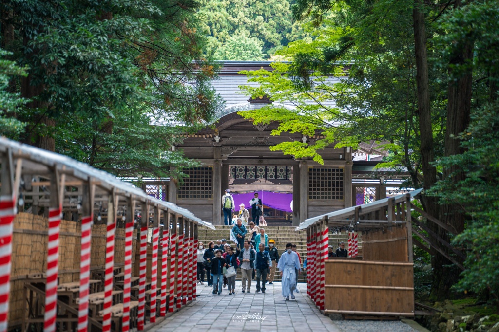 新潟攝影記錄｜初秋綠意與莊嚴朱紅的邂逅：彌彥神社，走入越後一宮的靜謐，捕捉十月中旬的色彩層次 @偽日本人May．食遊玩樂