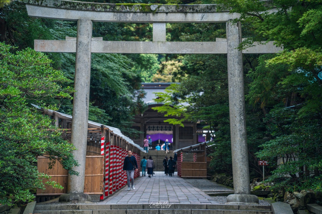 新潟攝影記錄｜初秋綠意與莊嚴朱紅的邂逅：彌彥神社，走入越後一宮的靜謐，捕捉十月中旬的色彩層次 @偽日本人May．食遊玩樂