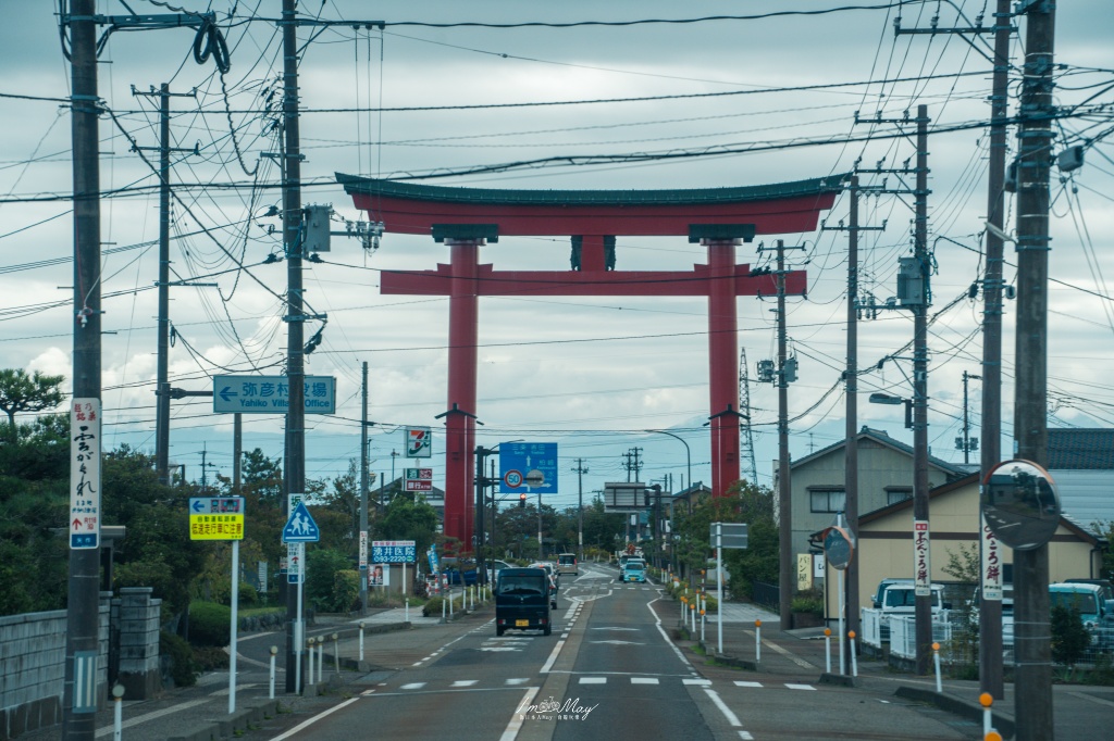 新潟攝影記錄｜初秋綠意與莊嚴朱紅的邂逅：彌彥神社，走入越後一宮的靜謐，捕捉十月中旬的色彩層次 @偽日本人May．食遊玩樂
