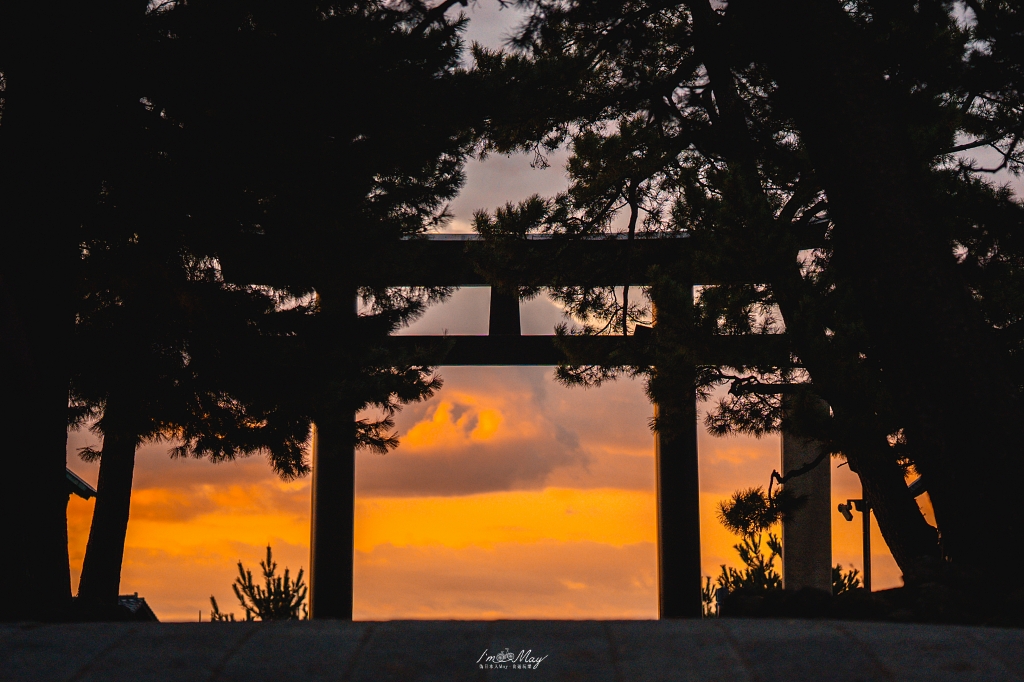 島根攝影記錄｜造訪結緣的聖地：出雲大社「神在月」限定，捕捉清晨空景與夜晚朱紅的結緣之美 @偽日本人May．食遊玩樂