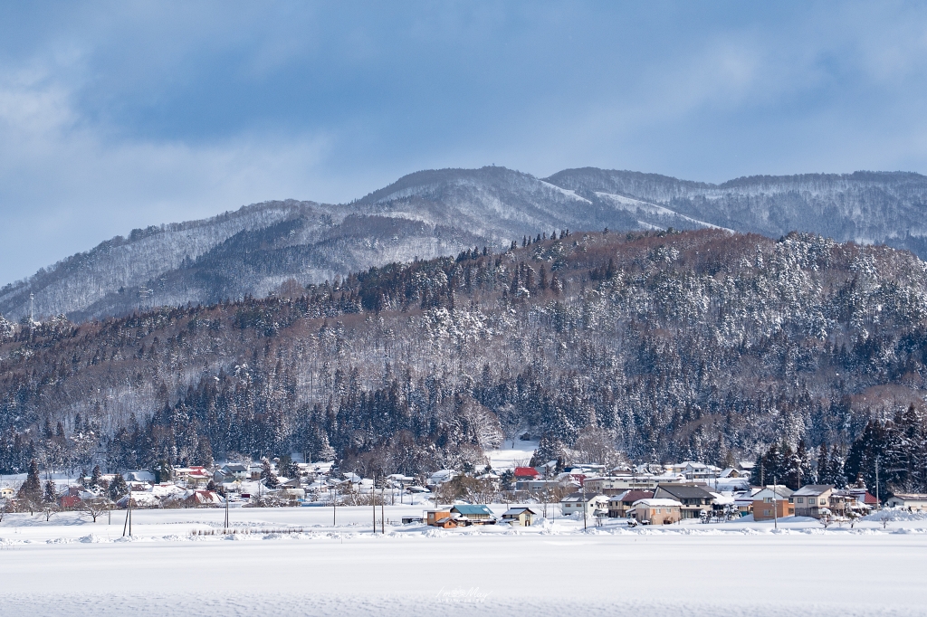 【日本鐵道攝影】尋找雪國的另一種純粹：JR 飯山線，捕捉千曲川畔的寂靜光影 @偽日本人May．食遊玩樂