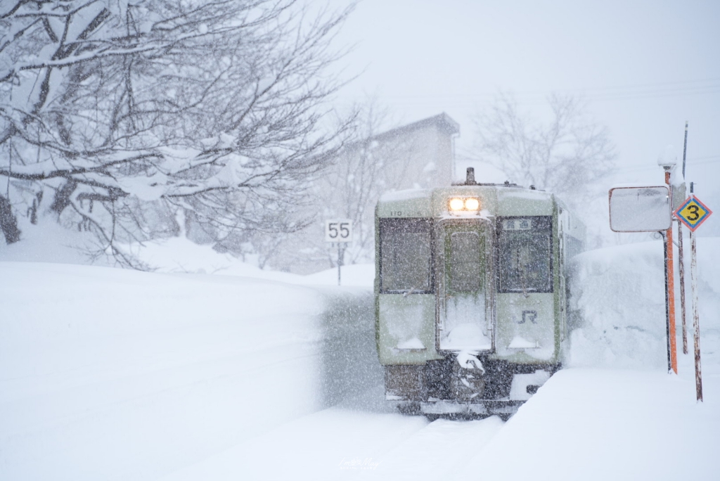 【日本鐵道攝影】尋找雪國的另一種純粹：JR 飯山線，捕捉千曲川畔的寂靜光影 @偽日本人May．食遊玩樂