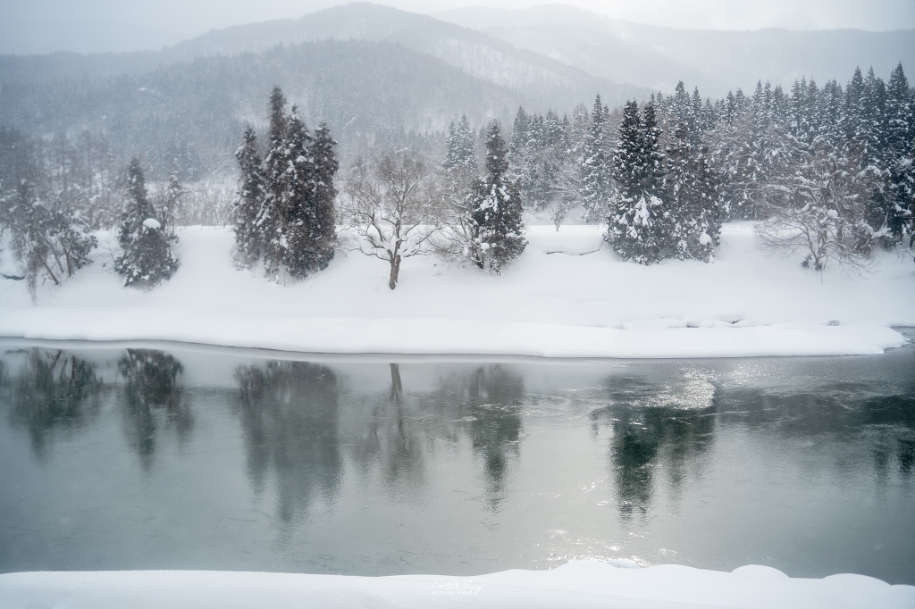 【日本鐵道攝影】尋找雪國的另一種純粹：JR 飯山線，捕捉千曲川畔的寂靜光影 @偽日本人May．食遊玩樂