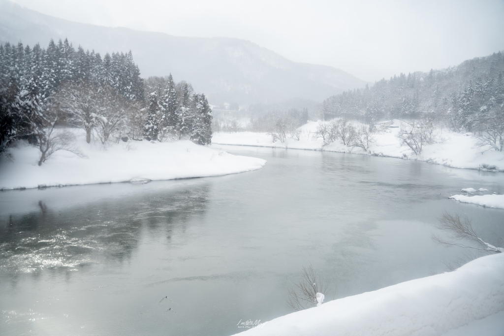 【日本鐵道攝影】尋找雪國的另一種純粹：JR 飯山線，捕捉千曲川畔的寂靜光影 @偽日本人May．食遊玩樂