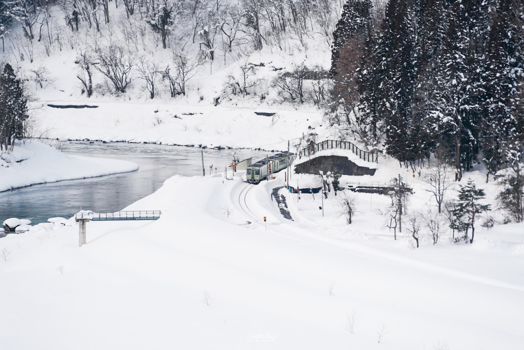 【日本鐵道攝影】尋找雪國的另一種純粹：JR 飯山線，捕捉千曲川畔的寂靜光影 @偽日本人May．食遊玩樂