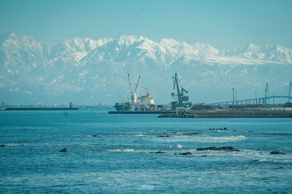 富山攝影點記錄｜雨晴海岸：與海上立山連峰的冬季邂逅，捕捉冰見線列車駛進絕景的夢幻瞬間，一場考驗運氣與耐心的記錄 @偽日本人May．食遊玩樂