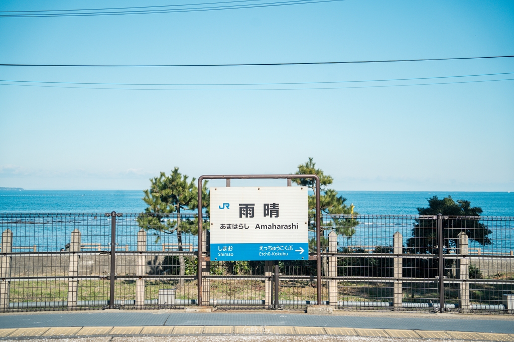 富山攝影點記錄｜雨晴海岸：與海上立山連峰的冬季邂逅，捕捉冰見線列車駛進絕景的夢幻瞬間，一場考驗運氣與耐心的記錄 @偽日本人May．食遊玩樂