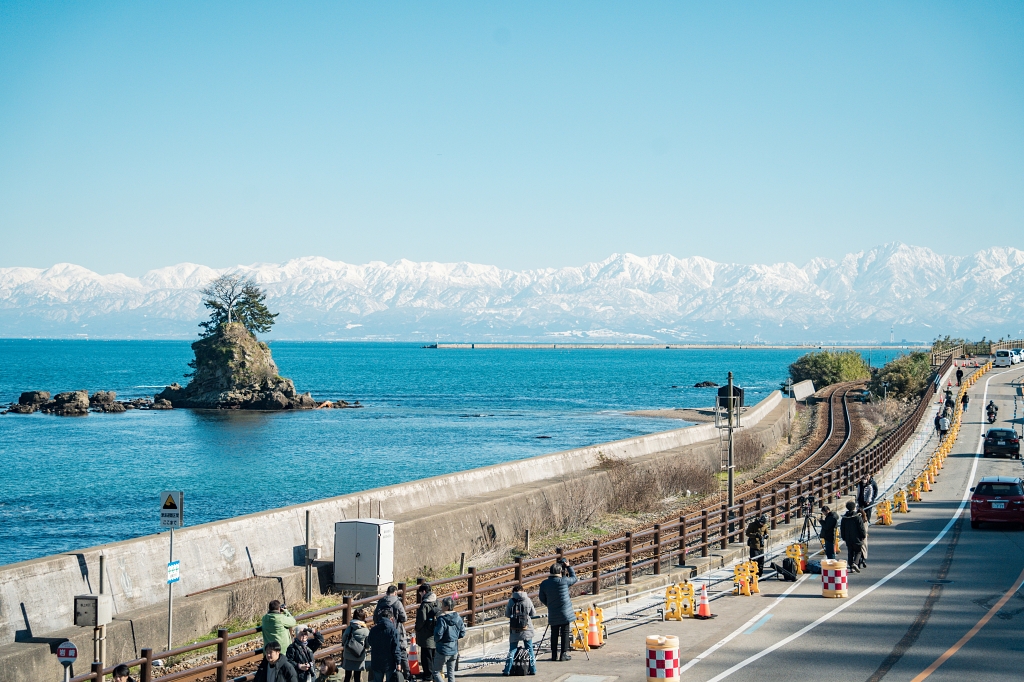 富山攝影點記錄|雨晴海岸:與海上立山連峰的冬季邂逅,捕捉冰見線列車駛進絕景的夢幻瞬間,一場考驗運氣與耐心的記錄 @偽日本人May.食遊玩樂 富山攝影點記錄|雨晴海岸:與海上立山連峰的冬季邂逅,捕捉冰見線列車駛進絕景的夢幻瞬間,一場考驗運氣與耐心的記錄 @偽日本人May.食遊玩樂