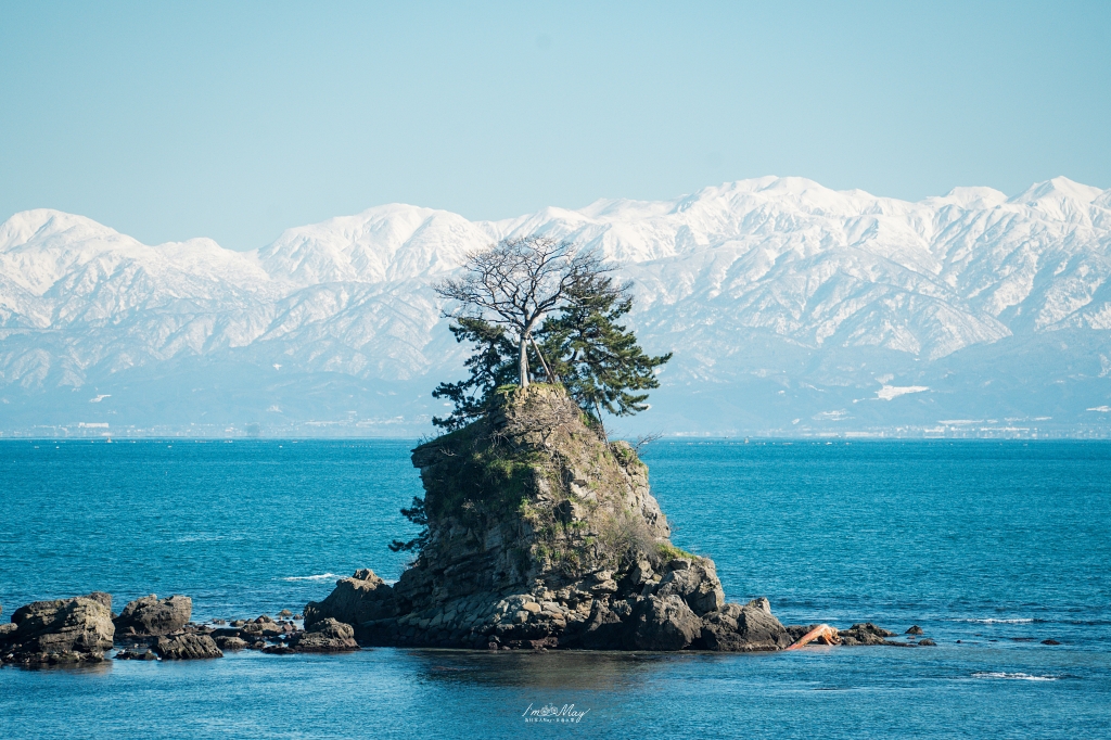 富山攝影點記錄｜雨晴海岸：與海上立山連峰的冬季邂逅，捕捉冰見線列車駛進絕景的夢幻瞬間，一場考驗運氣與耐心的記錄 @偽日本人May．食遊玩樂