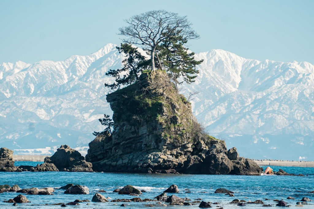 富山攝影點記錄｜雨晴海岸：與海上立山連峰的冬季邂逅，捕捉冰見線列車駛進絕景的夢幻瞬間，一場考驗運氣與耐心的記錄 @偽日本人May．食遊玩樂