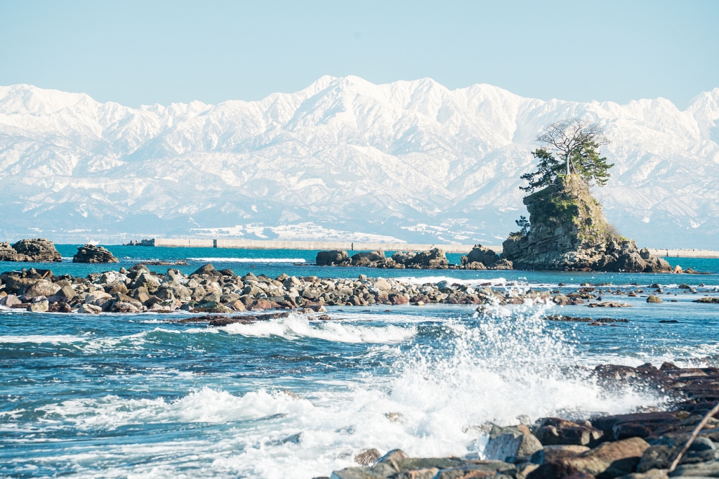 富山攝影點記錄｜雨晴海岸：與海上立山連峰的冬季邂逅，捕捉冰見線列車駛進絕景的夢幻瞬間，一場考驗運氣與耐心的記錄 @偽日本人May．食遊玩樂