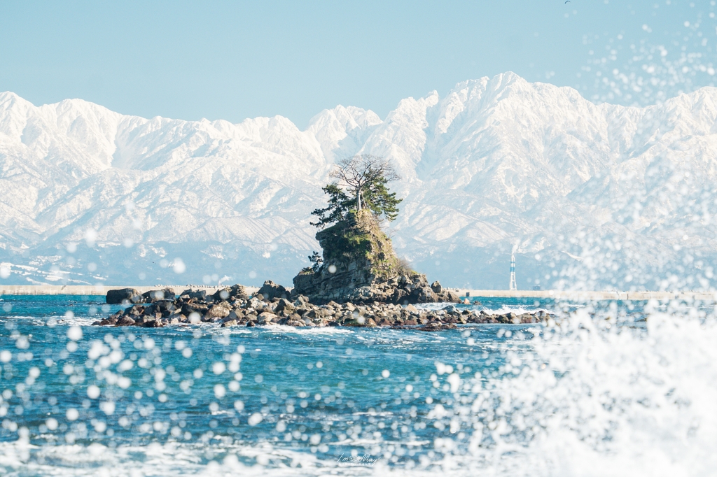 富山攝影點記錄｜雨晴海岸：與海上立山連峰的冬季邂逅，捕捉冰見線列車駛進絕景的夢幻瞬間，一場考驗運氣與耐心的記錄 @偽日本人May．食遊玩樂