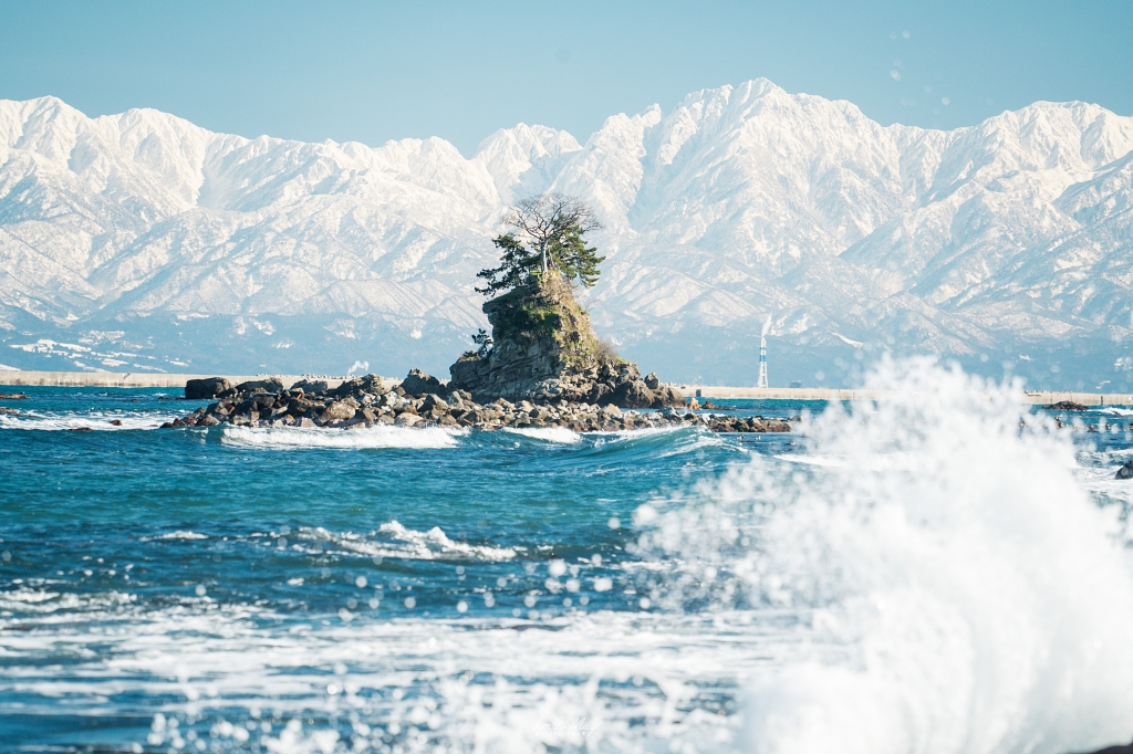 富山攝影點記錄｜雨晴海岸：與海上立山連峰的冬季邂逅，捕捉冰見線列車駛進絕景的夢幻瞬間，一場考驗運氣與耐心的記錄 @偽日本人May．食遊玩樂