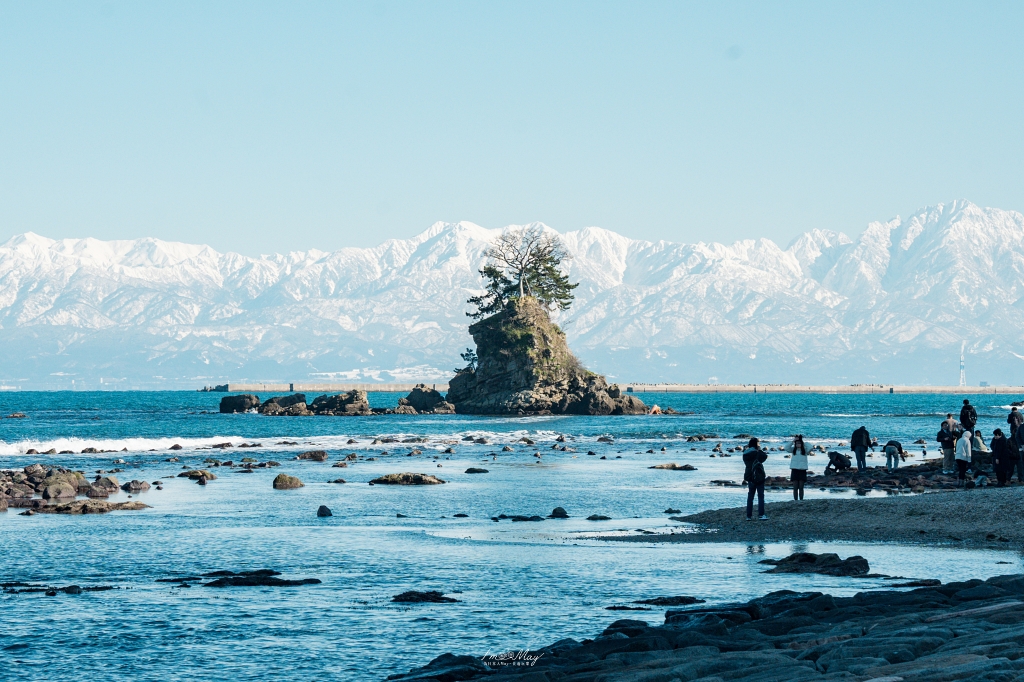 富山攝影點記錄｜雨晴海岸：與海上立山連峰的冬季邂逅，捕捉冰見線列車駛進絕景的夢幻瞬間，一場考驗運氣與耐心的記錄 @偽日本人May．食遊玩樂