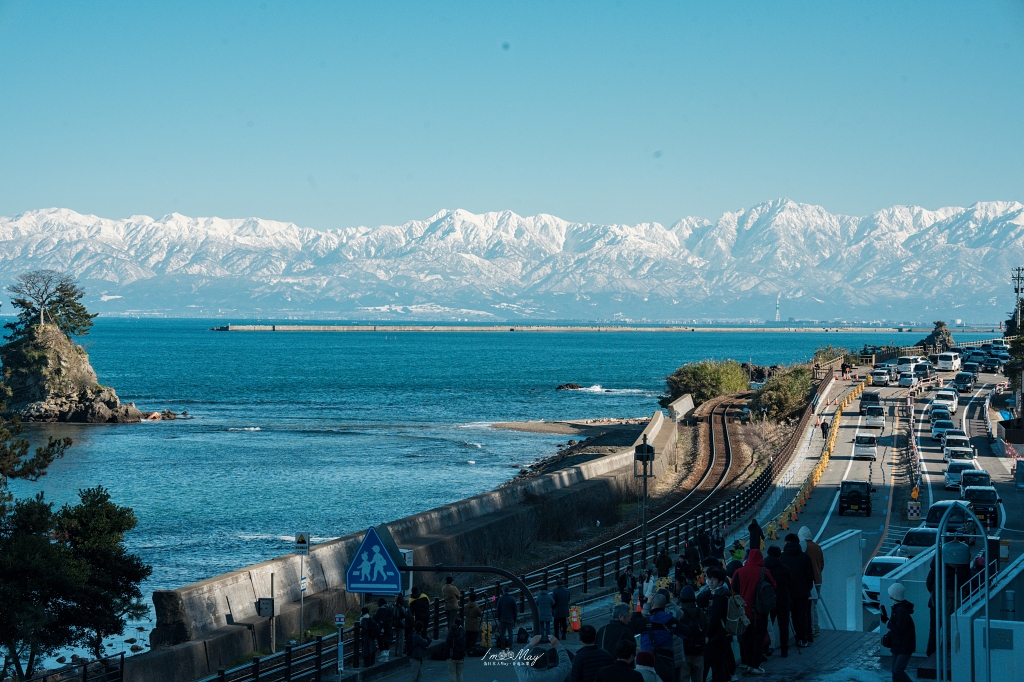 富山攝影點記錄｜雨晴海岸：與海上立山連峰的冬季邂逅，捕捉冰見線列車駛進絕景的夢幻瞬間，一場考驗運氣與耐心的記錄 @偽日本人May．食遊玩樂
