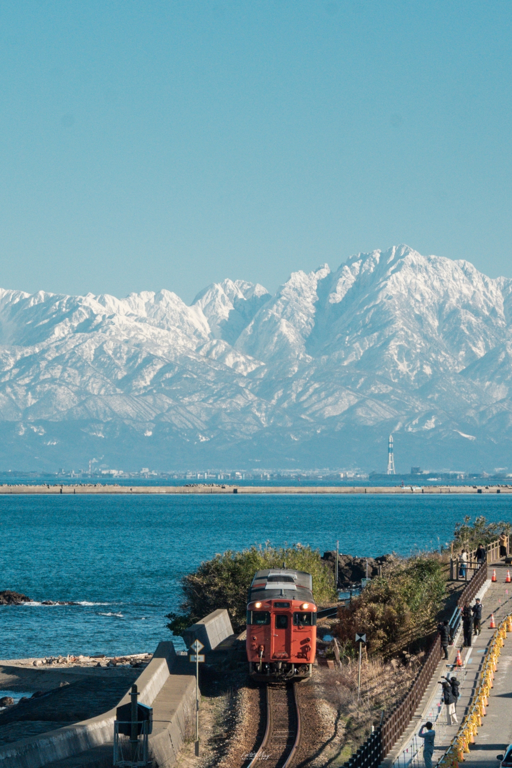 富山攝影點記錄|雨晴海岸:與海上立山連峰的冬季邂逅,捕捉冰見線列車駛進絕景的夢幻瞬間,一場考驗運氣與耐心的記錄 @偽日本人May.食遊玩樂 富山攝影點記錄|雨晴海岸:與海上立山連峰的冬季邂逅,捕捉冰見線列車駛進絕景的夢幻瞬間,一場考驗運氣與耐心的記錄 @偽日本人May.食遊玩樂