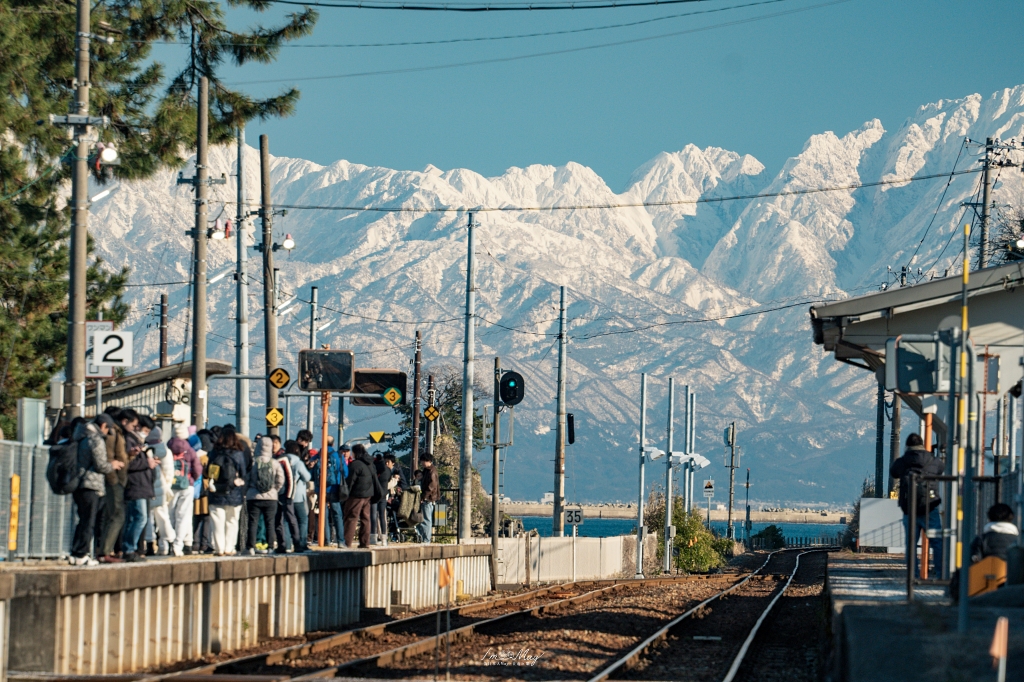 富山攝影點記錄|雨晴海岸:與海上立山連峰的冬季邂逅,捕捉冰見線列車駛進絕景的夢幻瞬間,一場考驗運氣與耐心的記錄 @偽日本人May.食遊玩樂 富山攝影點記錄|雨晴海岸:與海上立山連峰的冬季邂逅,捕捉冰見線列車駛進絕景的夢幻瞬間,一場考驗運氣與耐心的記錄 @偽日本人May.食遊玩樂