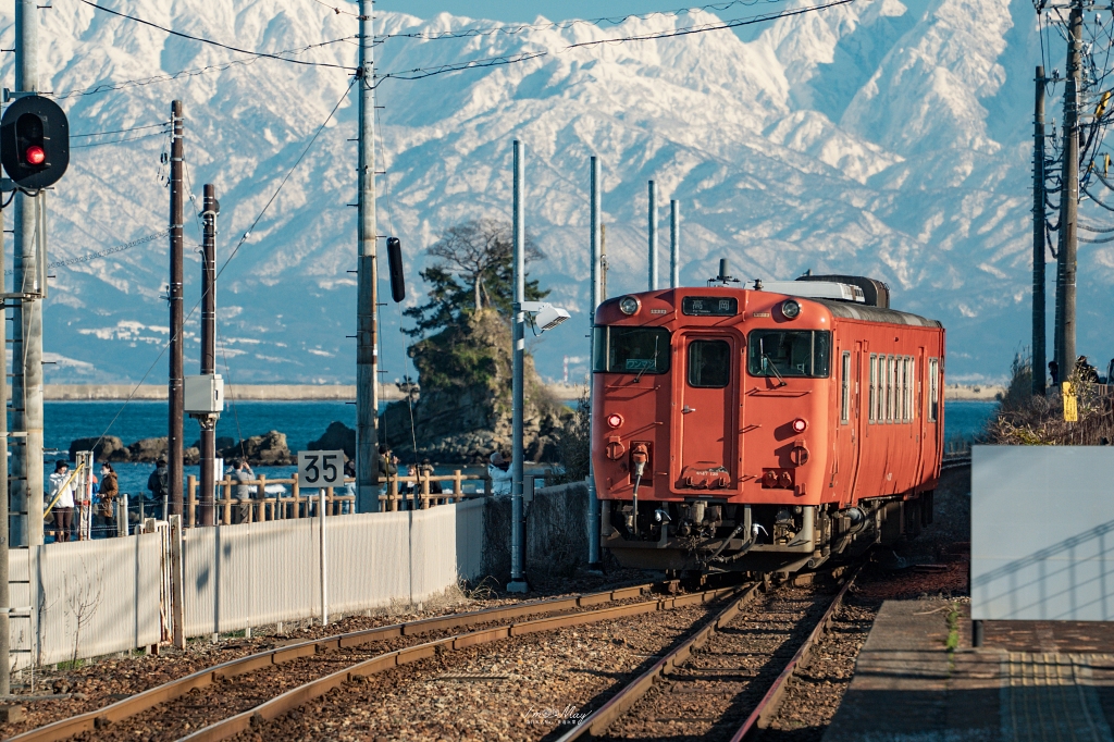 富山攝影點記錄|雨晴海岸:與海上立山連峰的冬季邂逅,捕捉冰見線列車駛進絕景的夢幻瞬間,一場考驗運氣與耐心的記錄 @偽日本人May.食遊玩樂 富山攝影點記錄|雨晴海岸:與海上立山連峰的冬季邂逅,捕捉冰見線列車駛進絕景的夢幻瞬間,一場考驗運氣與耐心的記錄 @偽日本人May.食遊玩樂