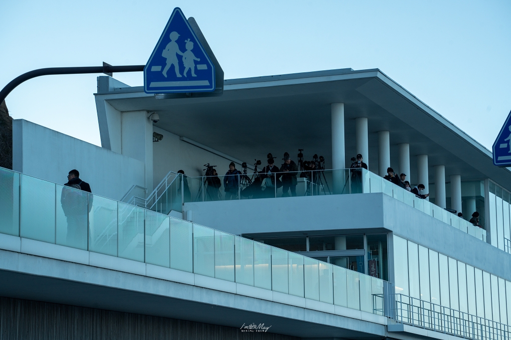 富山攝影點記錄｜雨晴海岸：與海上立山連峰的冬季邂逅，捕捉冰見線列車駛進絕景的夢幻瞬間，一場考驗運氣與耐心的記錄 @偽日本人May．食遊玩樂