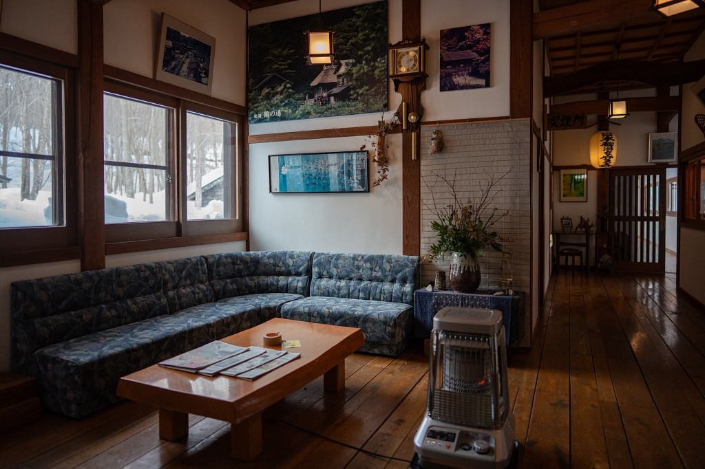 秋田住宿推薦 | 乳頭溫泉鄉：鶴之湯別館「山之宿」，捕捉雪地藍調的完美接駁，在古民家裡獨享圍爐裏炭火料理、獨享免預約貸切風呂 @偽日本人May．食遊玩樂