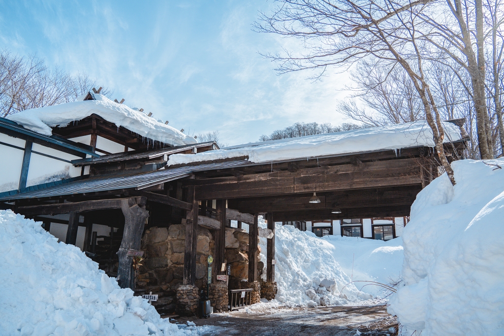 秋田住宿推薦 | 乳頭溫泉鄉：鶴之湯別館「山之宿」，捕捉雪地藍調的完美接駁，在古民家裡獨享圍爐裏炭火料理、獨享免預約貸切風呂 @偽日本人May．食遊玩樂